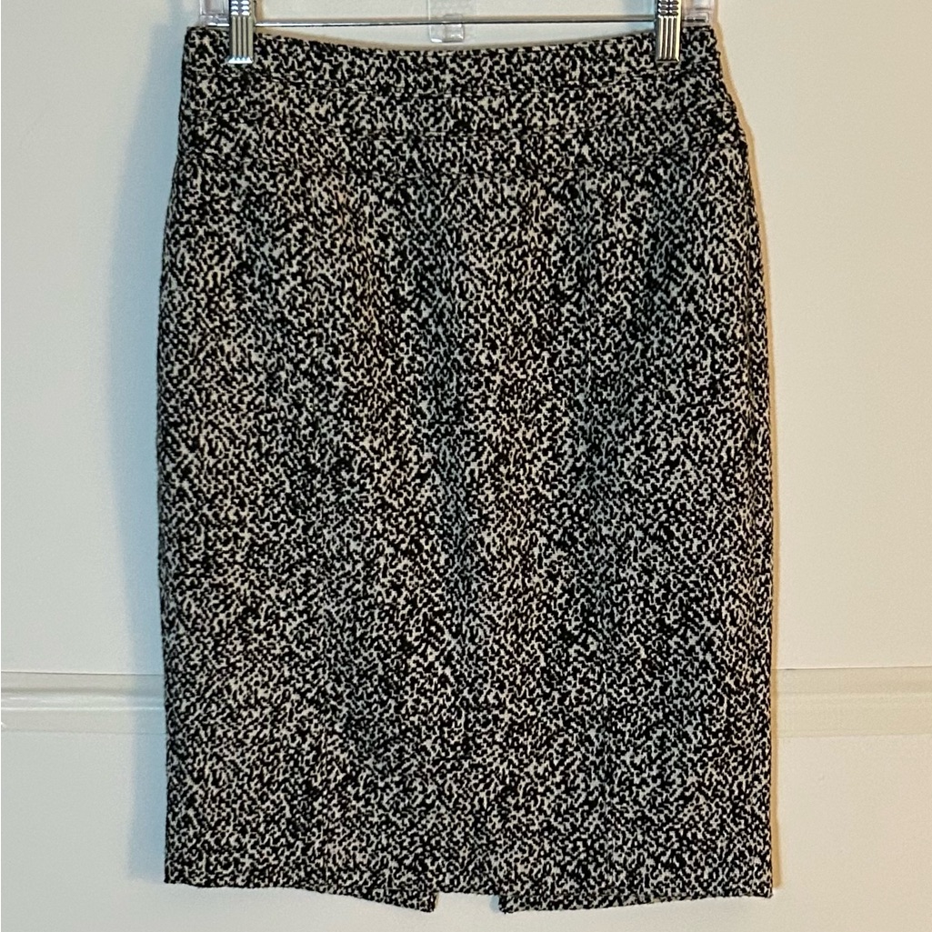 White House Black Market Black And White Pencil Skirt With Side Zipper. Size 6
